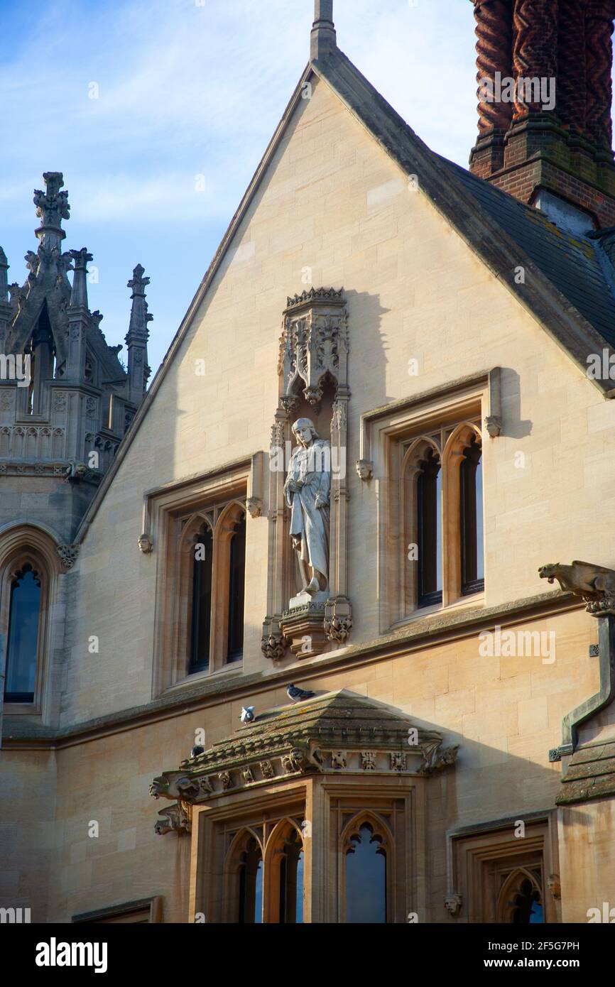 Statue du roi Henry VII au bâtiment Wilkins, King's College, Cambridge. Détails architecturaux. Banque D'Images