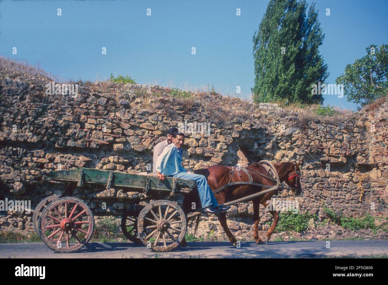Deux hommes sur une charrette tirée par un cheval Iznik Turquie. Banque D'Images