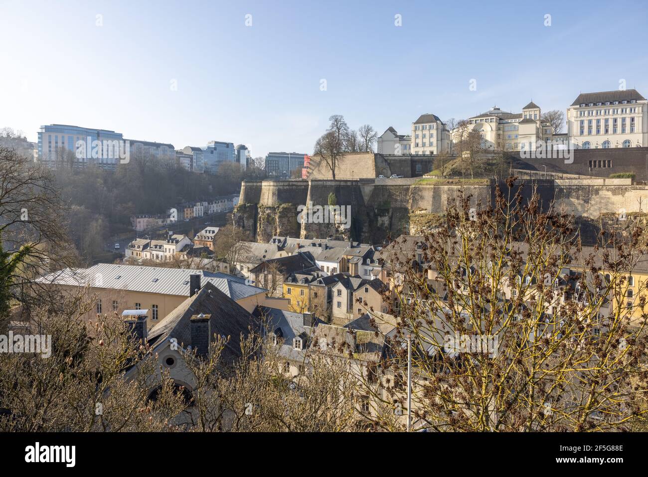 Vue sur la vallée de la rivière Alzette jusqu'à la Vieille ville de Luxembourg Banque D'Images