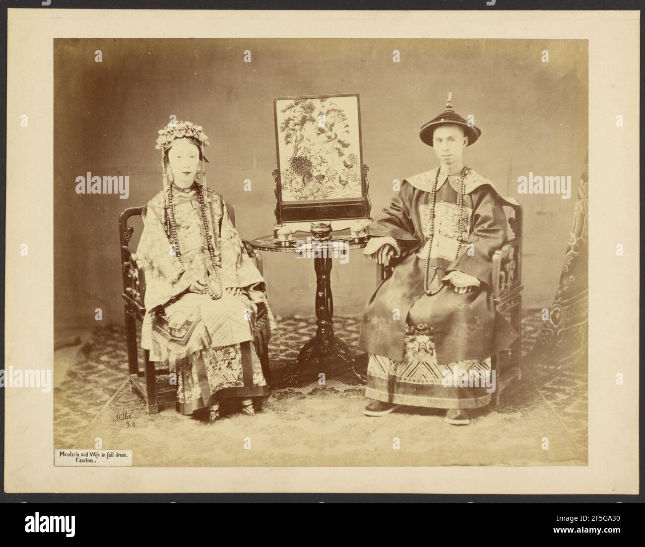 Mandarin et femme en robe. Milton M. Miller (américain, 1830 - 1899 Photo  Stock - Alamy