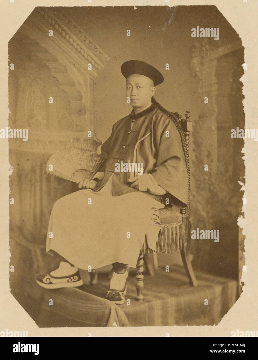 Assis chinois Coolie wirh tressé Queue, tenant un ventilateur et un tuyau. Auguste Hippolyte Collard (français, 1812 - 1885/1897) Banque D'Images