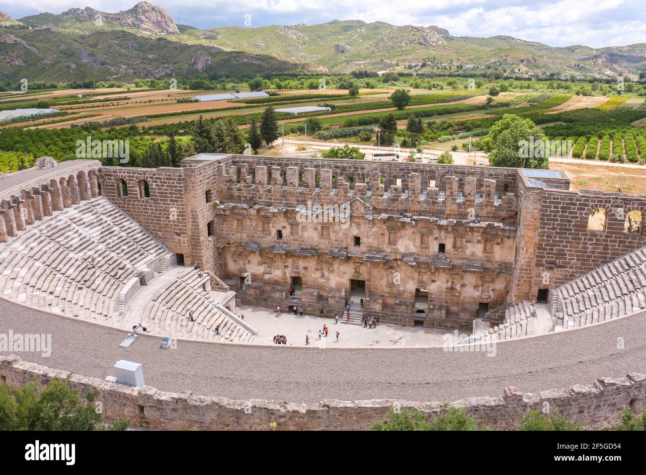 Top vue sur les magnifiques ruines romaines le célèbre théâtre antique Aspendos ou Aspendus à la ville gréco-romaine dans la province d'Antalya en Turquie. Ville ancienne. Banque D'Images