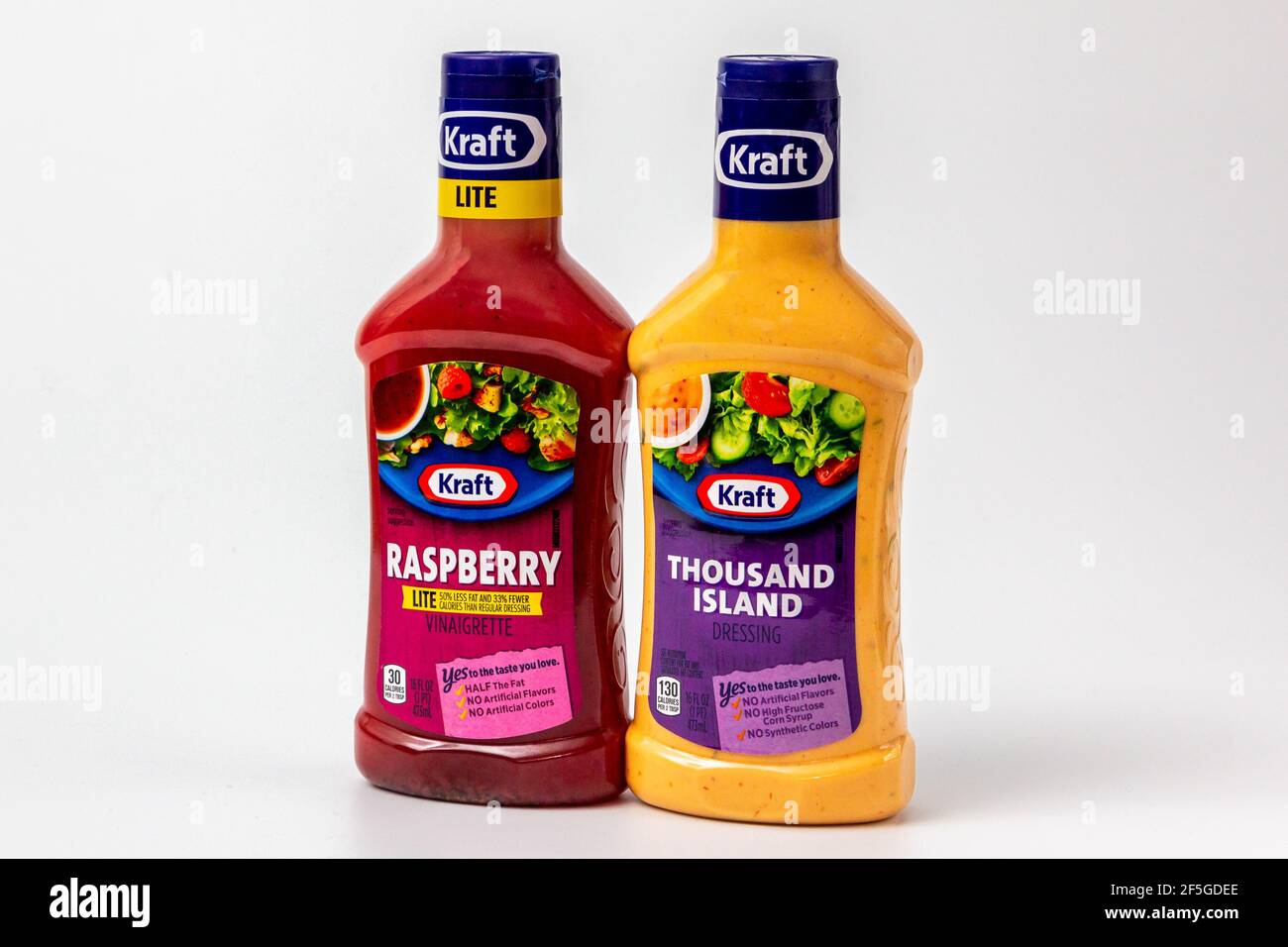 ST. PAUL, MN,USA - 23 MARS 2021 - contenants de vinaigrette Kraft et logo de marque. Banque D'Images