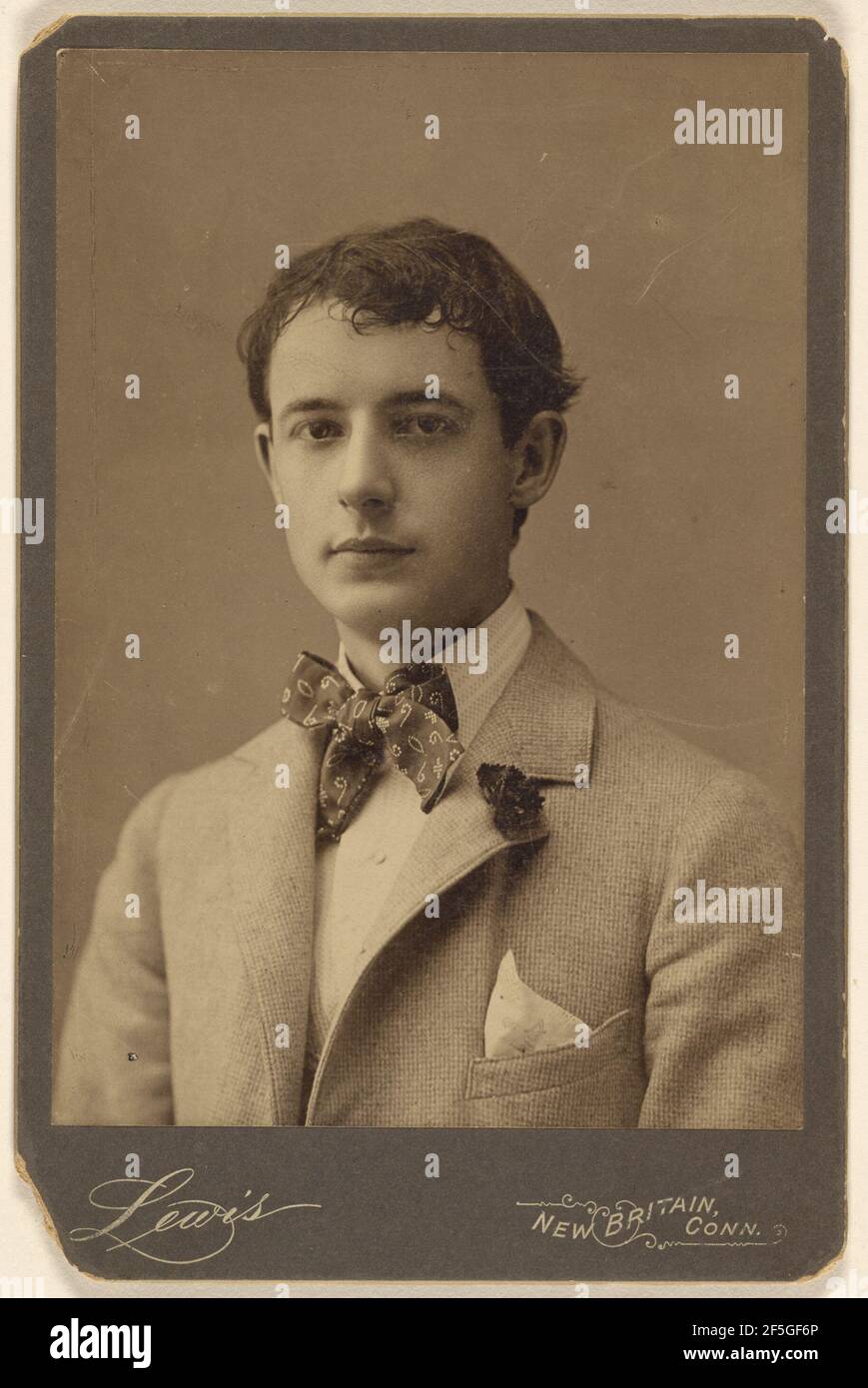 Walter Thomas jeune homme en noeud papillon et carnation en revers de  manteau. Lewis (américain, actif New Brian, Connecticut, années 1880 Photo  Stock - Alamy