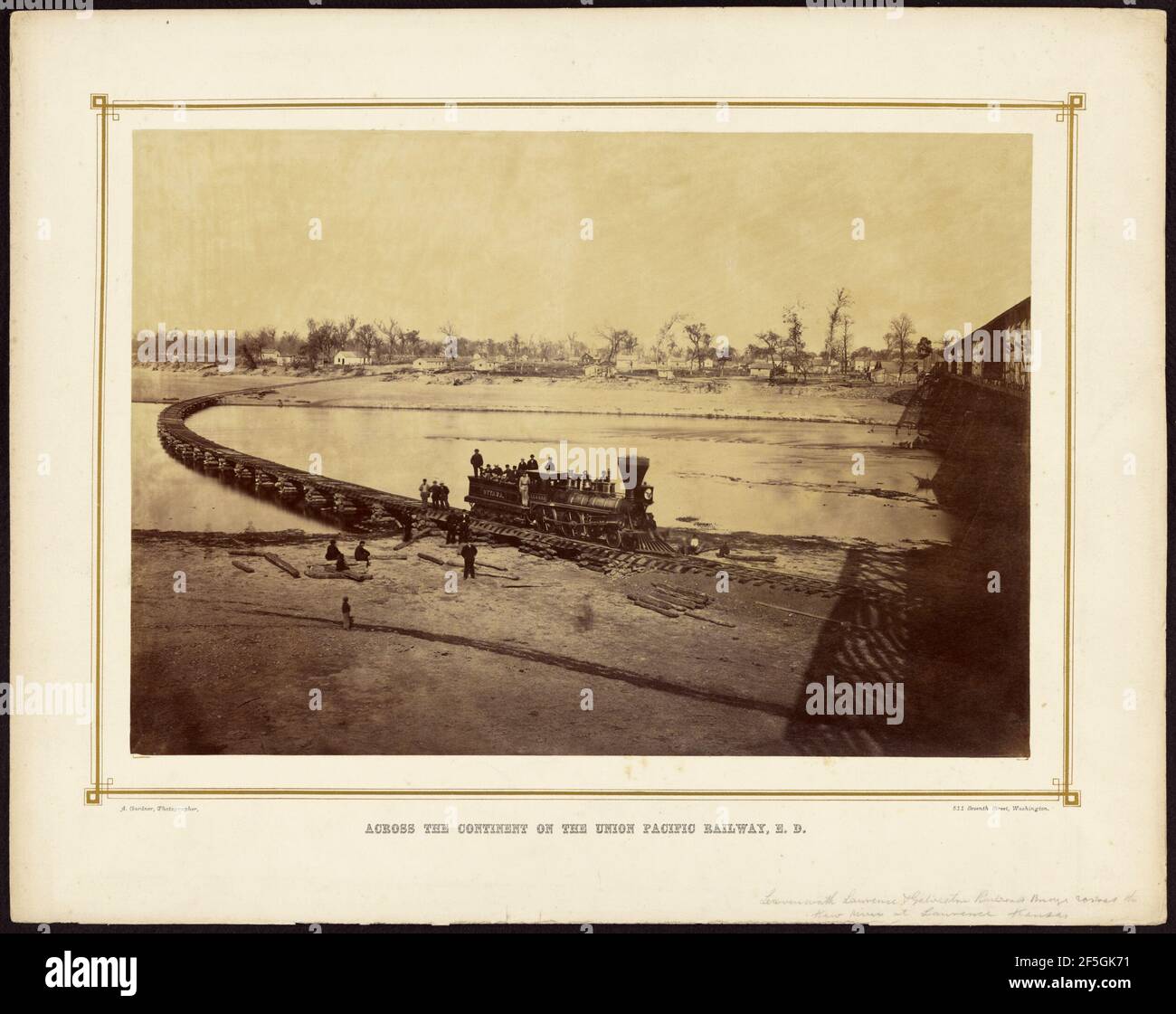 Leavenworth, Lawrence et Galveston Railroad Bridge traversant la rivière Kaw à Lawrence (Kansas). Alexander Gardner (américain, né en Écosse, 1821 - 1882) Banque D'Images