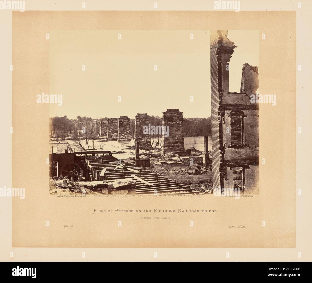Ruines de Petersburg et Richmond Railroad Bridge, de l'autre côté du James. Alexander Gardner (américain, né en Écosse, 1821 - 1882) Banque D'Images