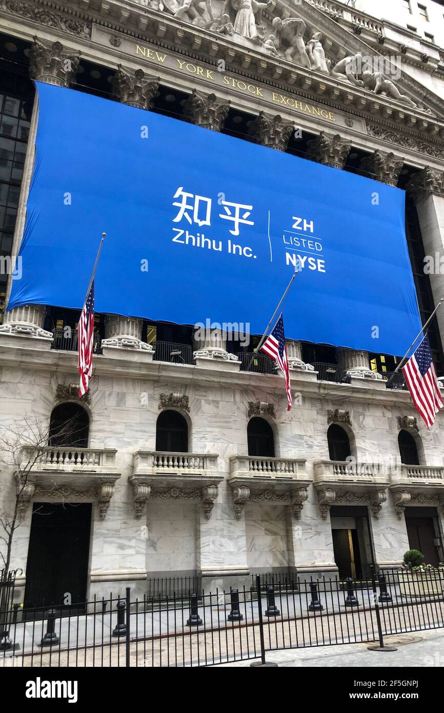 Une bannière affichant Zhihu Inc. Et son symbole de ticker est suspendue à l'avant de la Bourse de New York dans le quartier financier de Manhattan le 26 mars 2021. Les actions de la société chinoise de contenu en ligne ont commencé à négocier sur le NYSE sous le symbole ZH.(photo de Samuel Rigelhaupt / Sipa USA) Banque D'Images