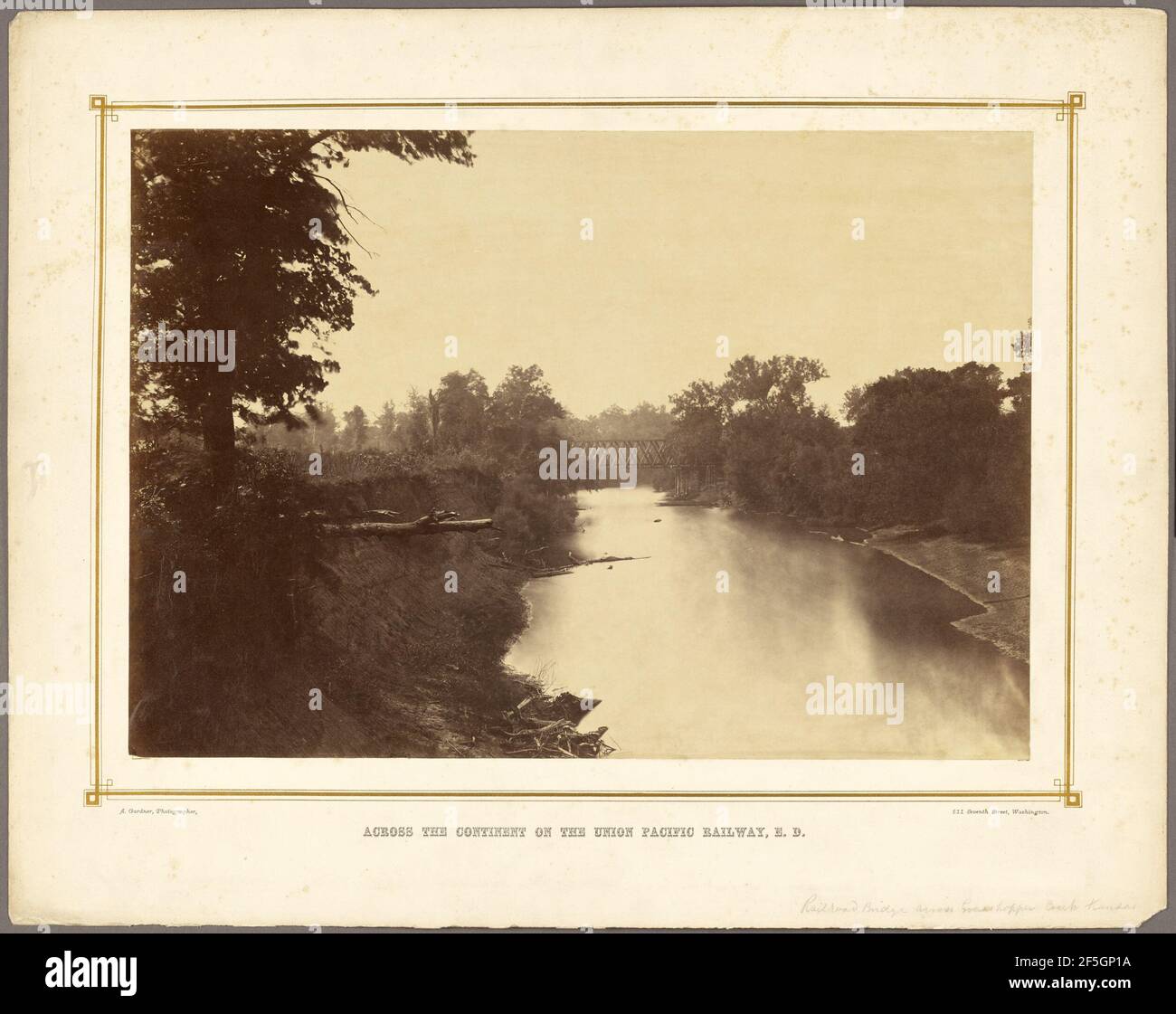 Railroad Bridge traversant Grasshopper Creek, Kansas. Alexander Gardner (américain, né en Écosse, 1821 - 1882) Banque D'Images