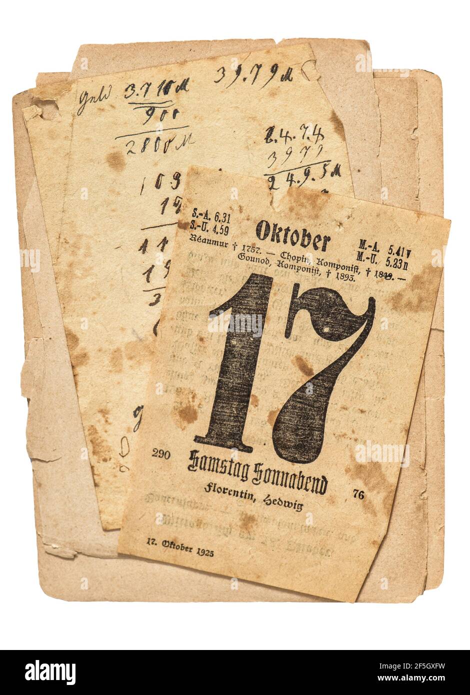 Page du calendrier. Vieux papiers utilisés isolés sur fond blanc Banque D'Images