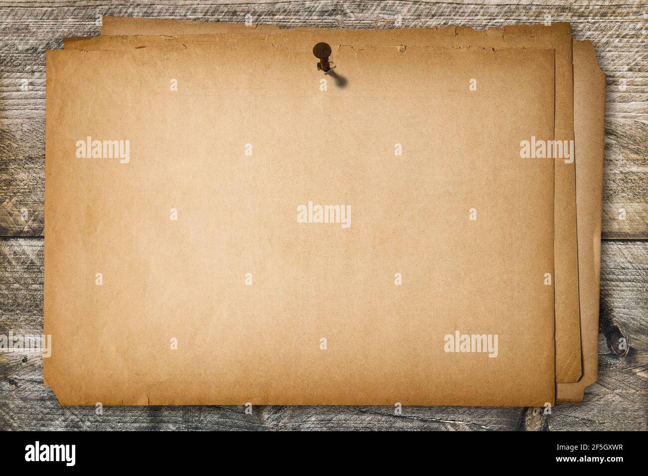 Affiche en papier vierge grundy sur la texture en bois du mur abîmé. Arrière-plan papier ancien Banque D'Images