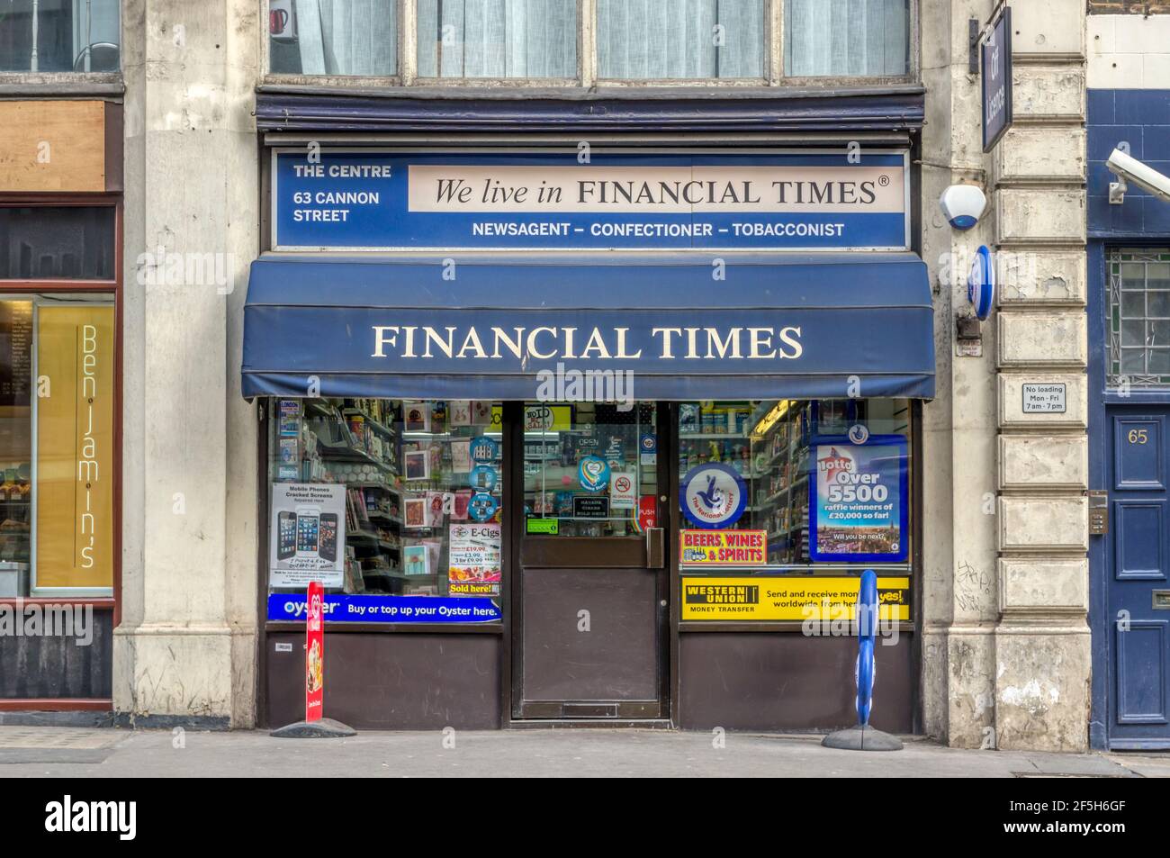 Un agent de presse de la marque Financial Times à Cannon Street, City of London. Banque D'Images