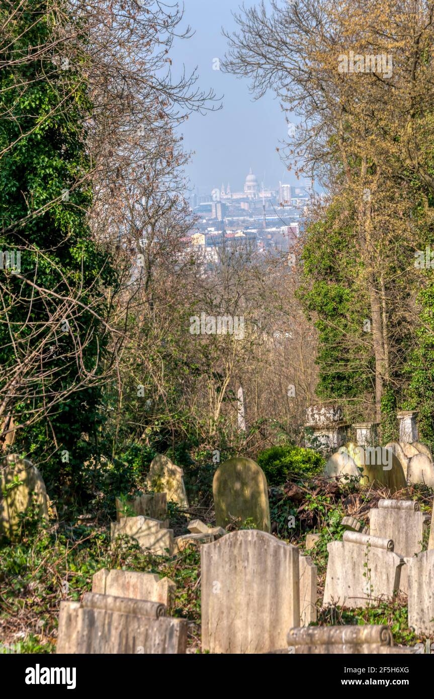 Vue sur le centre de Londres et la cathédrale Saint-Paul depuis le cimetière de Nunhead. Le dôme de la cathédrale est à 4 km. Banque D'Images