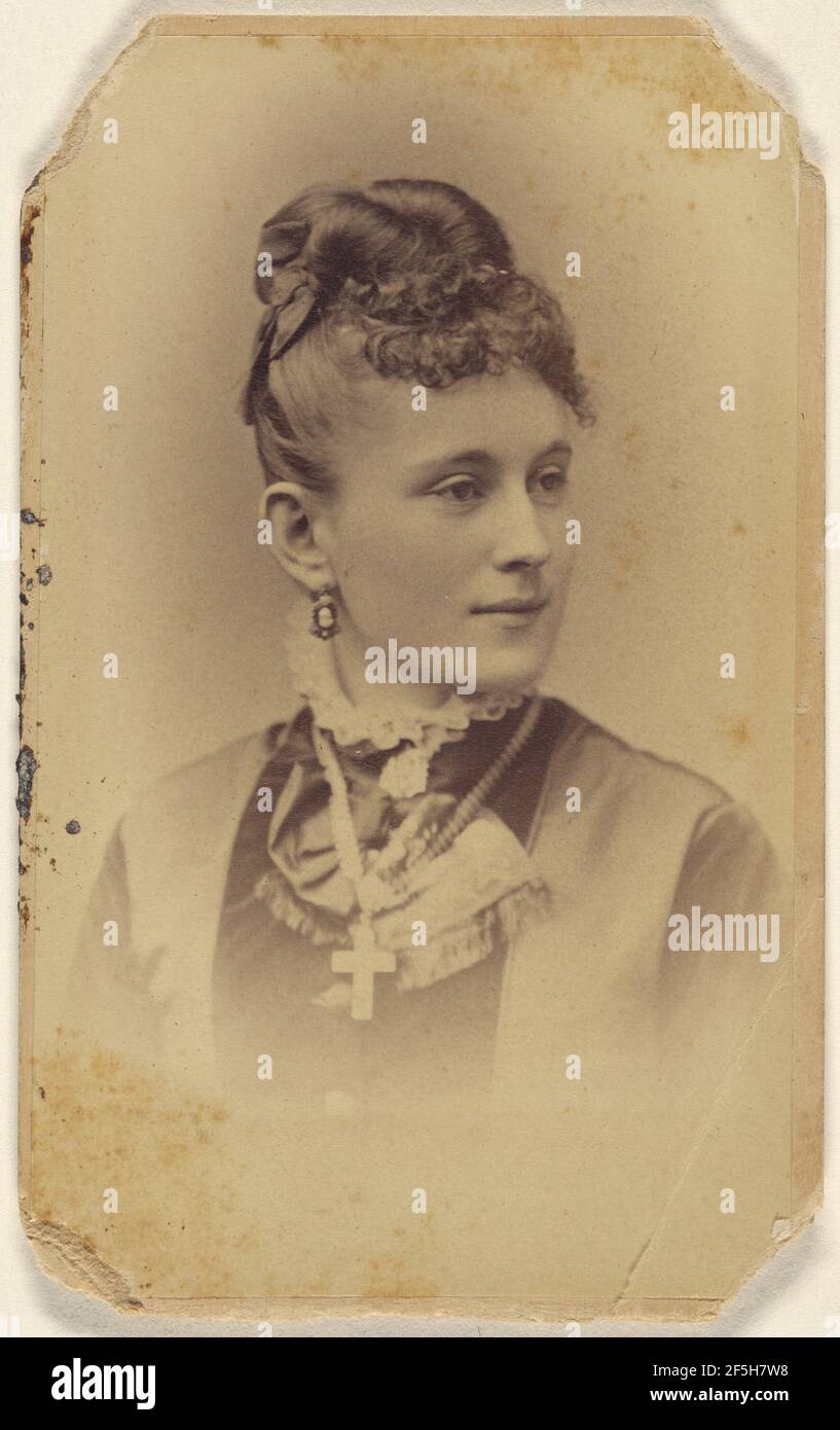 Femme non identifiée avec ses cheveux dans un petit pain, crucifix autour de son cou, imprimé en style vignette. J.B. Scholl (américain, actif à Chicago, Illinois des années 1880 à 1890) Banque D'Images