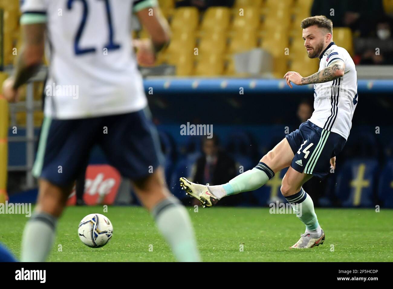 Parme, Italie. 25 mars 2021. Stuart Dallas d'Irlande du Nord en action pendant le match de qualification de football de la coupe du monde de la FIFA 2022 entre l'Italie et l'Irlande du Nord au stadio Ennio Tardini à Parme (Italie), le 25 mars 2021. Photo Andrea Staccioli/Insidefoto crédit: Insidefoto srl/Alamy Live News Banque D'Images