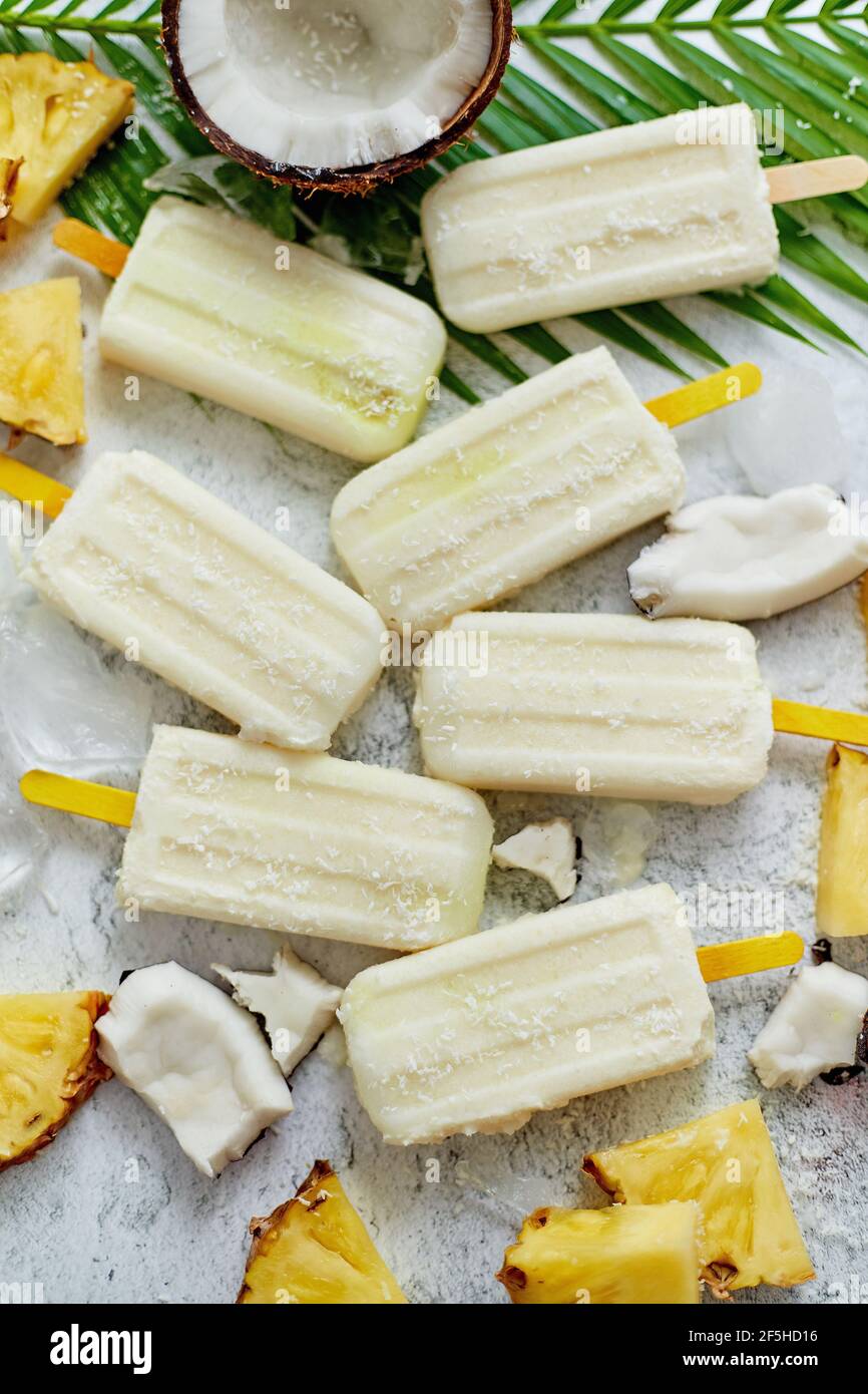 Pop-sutes végétaliennes faites maison avec du lait de coco et de l'ananas. Délicieux en-cas d'été sain Banque D'Images