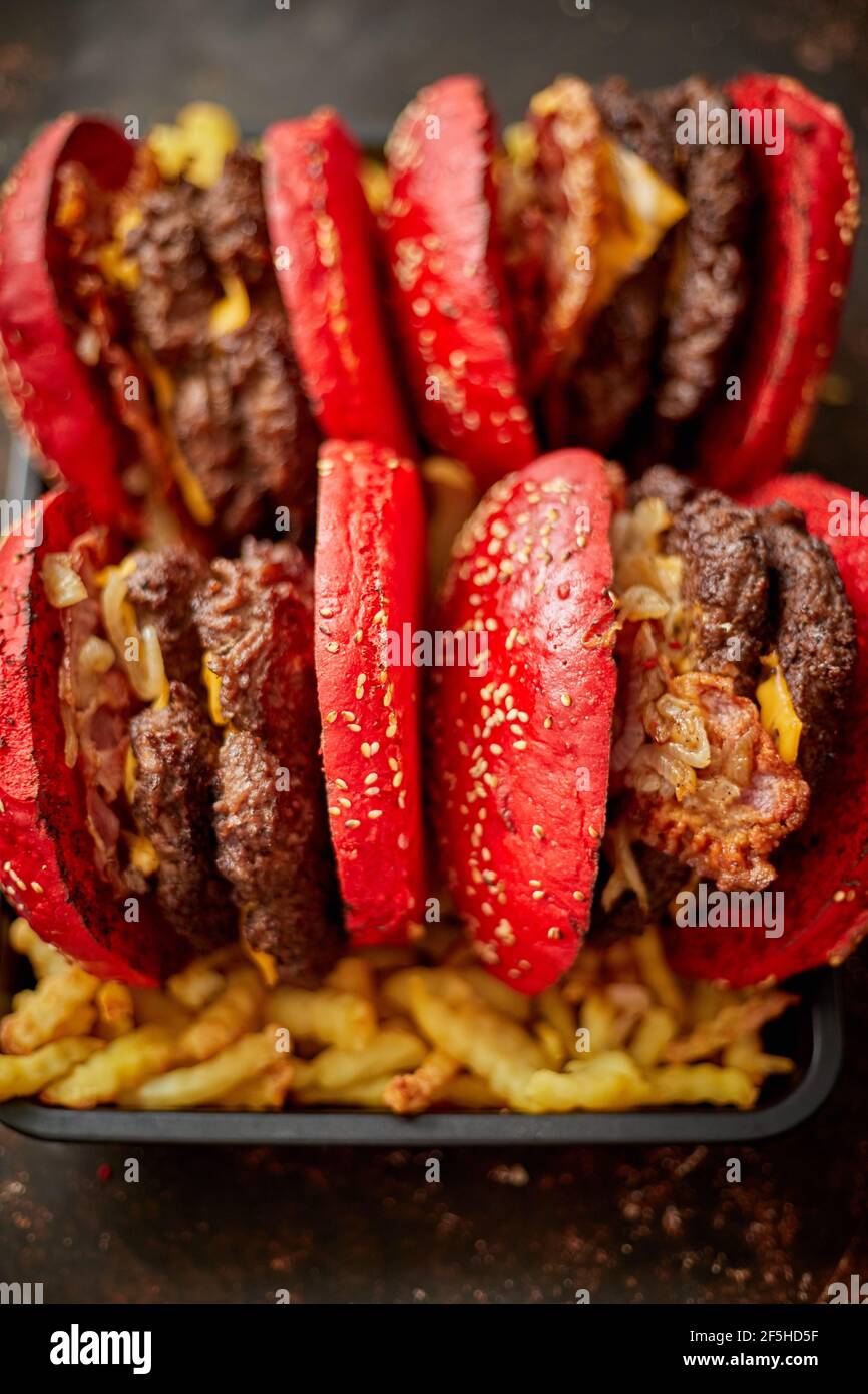 Hamburgers placés sur des frites Banque D'Images