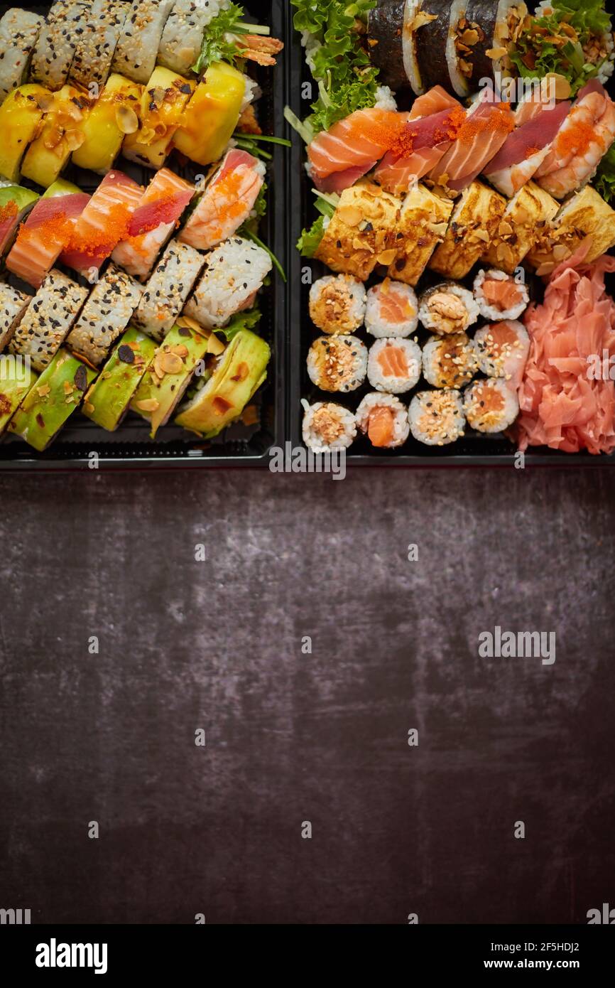 Plateau en plastique à emporter pour sushi avec différents types de rouleaux et d'espace de copie. Concept de plats à emporter. Banque D'Images