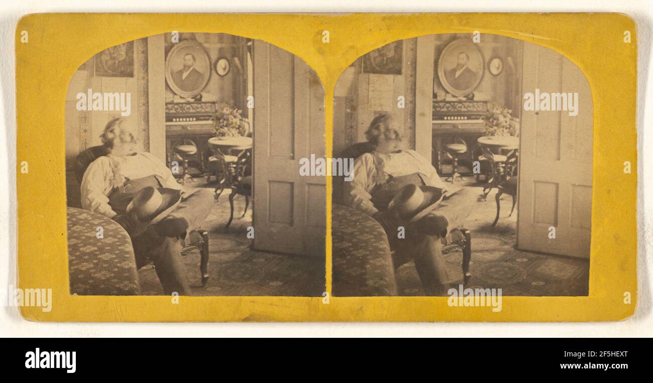 Samuel Clemens assis dans une chaise, chapeau sur les jambes croisées. Fabricant inconnu, américain Banque D'Images