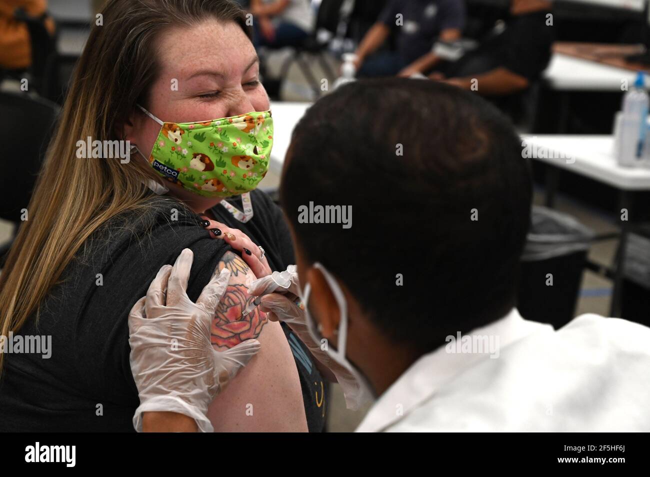 Wylie, Texas, États-Unis. 26 mars 2021. Les enseignants et les employés des écoles de Wylie, Texas, reçoivent le vaccin COVID-19 le vendredi 26 mars 2021. Le département américain de la Santé et des Services sociaux a publié une directive que tous les États rendent immédiatement les enseignants, le personnel scolaire et les travailleurs de la garde d'enfants admissibles à la vaccination contre la COVID-19 dans tous les prestataires de vaccination. Photo de Ian Halperin/UPI crédit: UPI/Alay Live News Banque D'Images