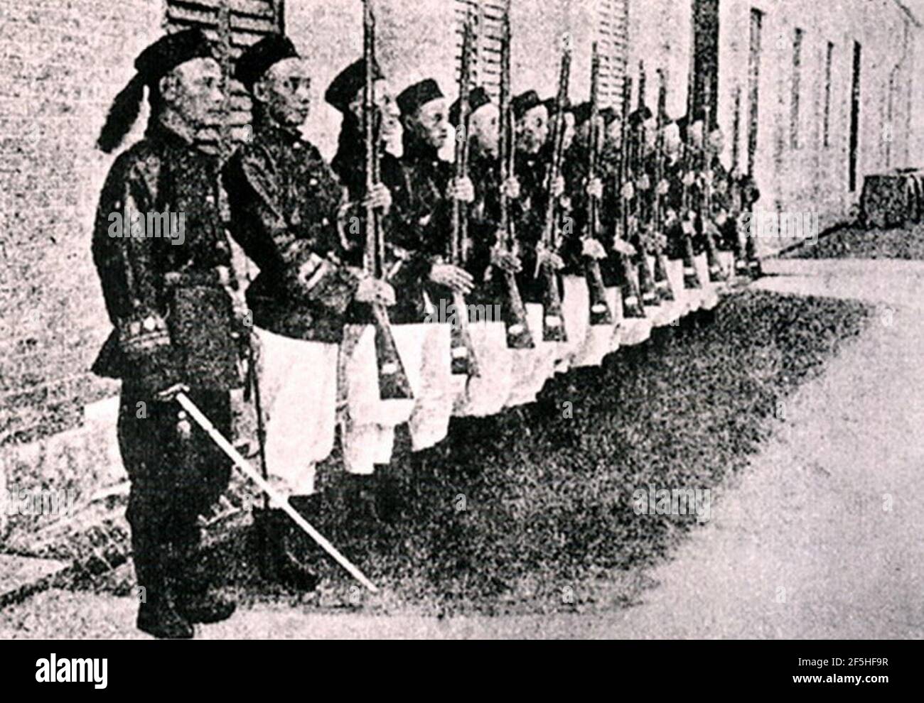 Qing nouvelles troupes de l'armée présentent des armes. Banque D'Images