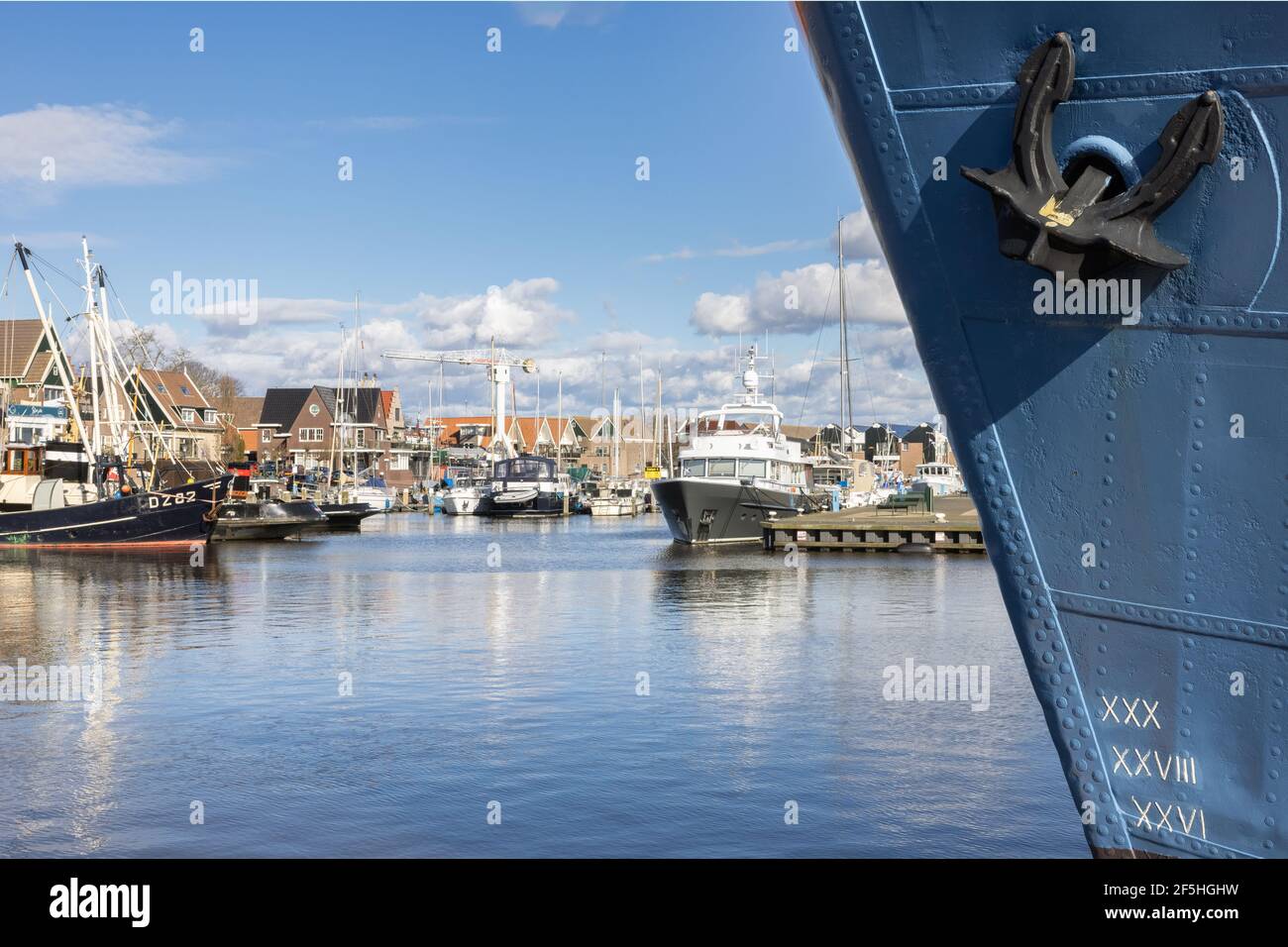 Bateau en acier avec ancre dans le port du village hollandais d'Urk Banque D'Images