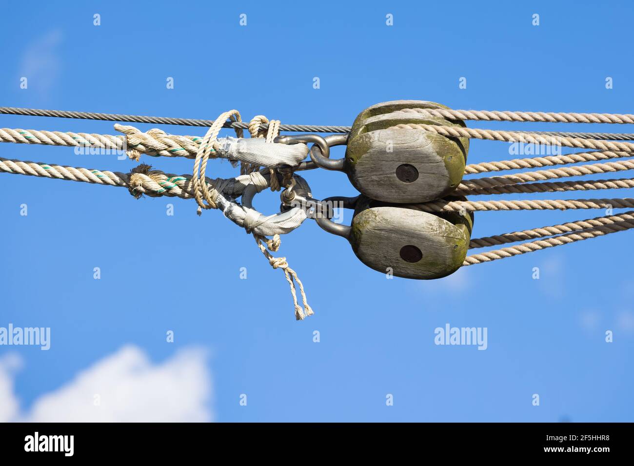 Pully avec un ropwork contre un ciel bleu d'été Banque D'Images