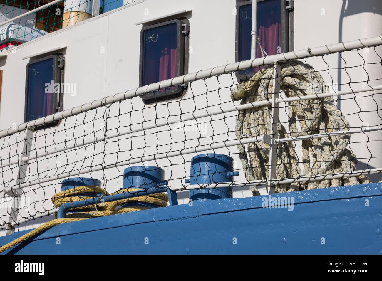 Navire en acier amarré avec bollard et ropwork Banque D'Images