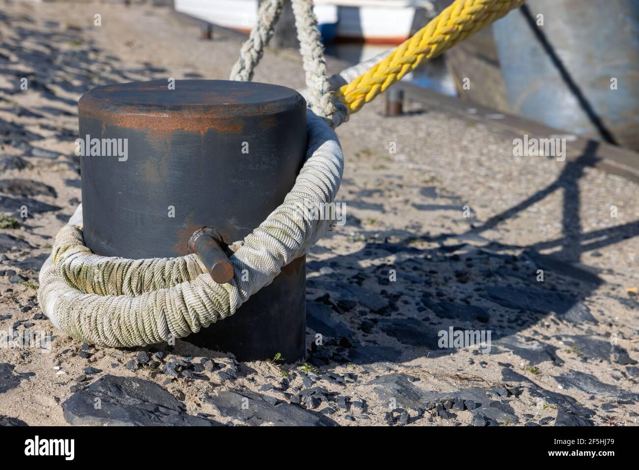 Bollard en acier avec cordes serrées de navires amarrés Banque D'Images
