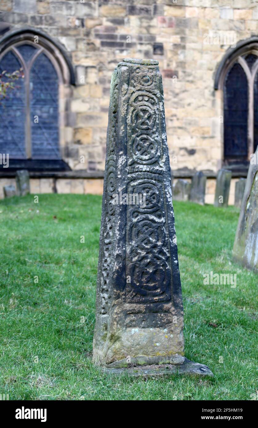 Croix de pierre à l'église de la Toussaint à Bakewell Banque D'Images