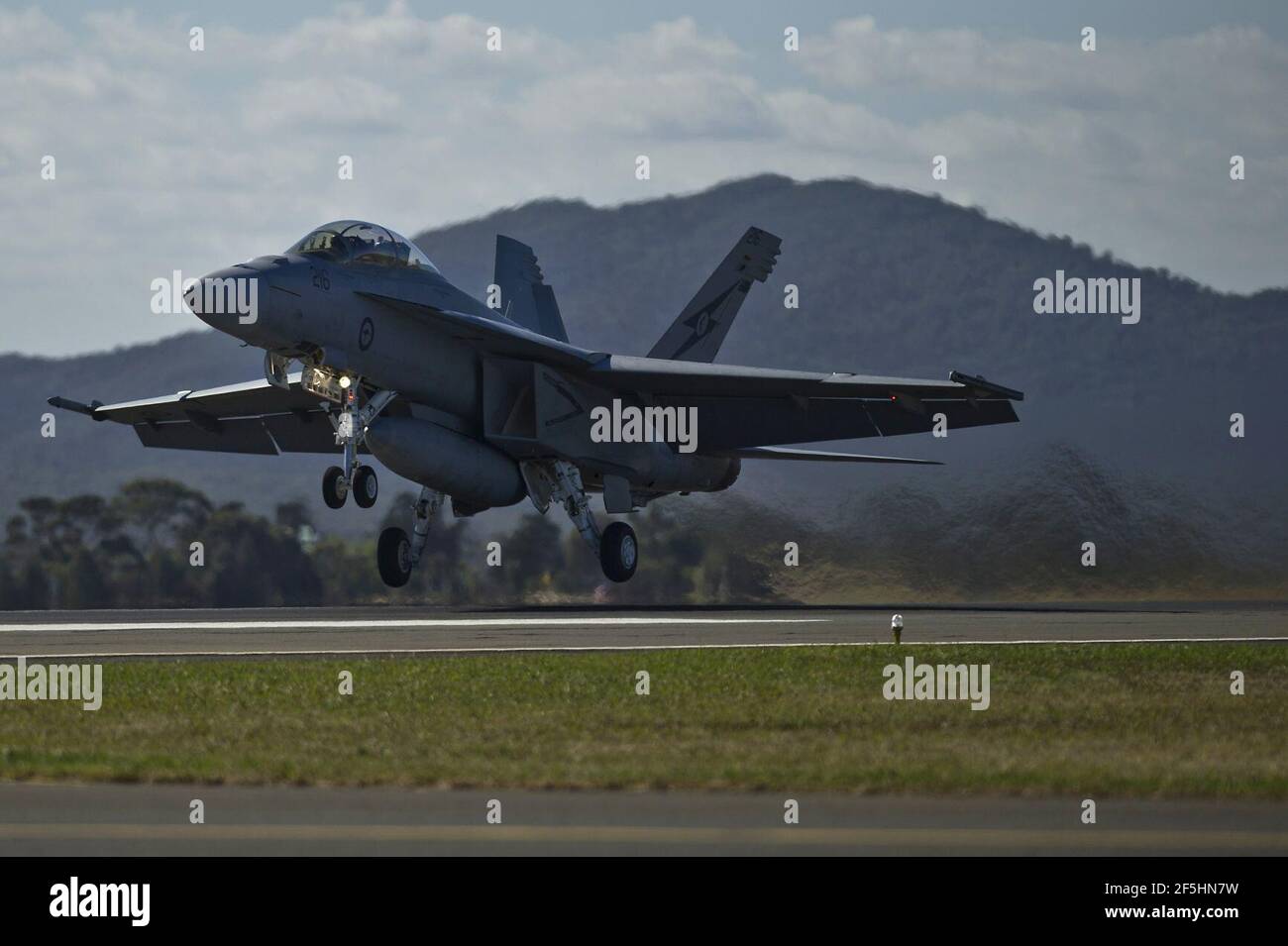 Décollage de la RAAF FA-18F au salon international de l'aéronautique australien. Banque D'Images