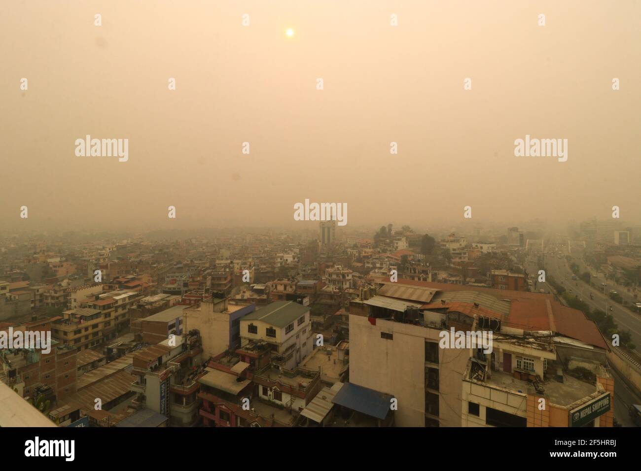 Katmandou, Népal. 26 mars 2021. La vallée de Katmandou est couverte de smog, plein de poussière, vendredi à Katmandou. Comme le montre l'Indice mondial de la qualité de l'air (IQA), la qualité de l'air de la ville de Katmandou est classée parmi les pires au monde. Crédit: Aryan Dhimal/ZUMA Wire/Alay Live News Banque D'Images