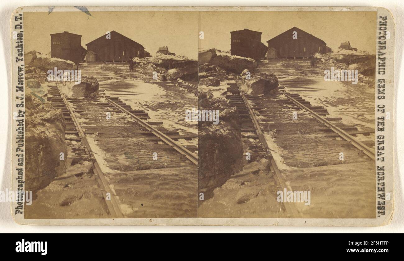 Vue sur le chemin de fer, montrant le renversement de voiture et le dépôt. Stanley J. Morrow (américain, 1843 - 1921) Banque D'Images
