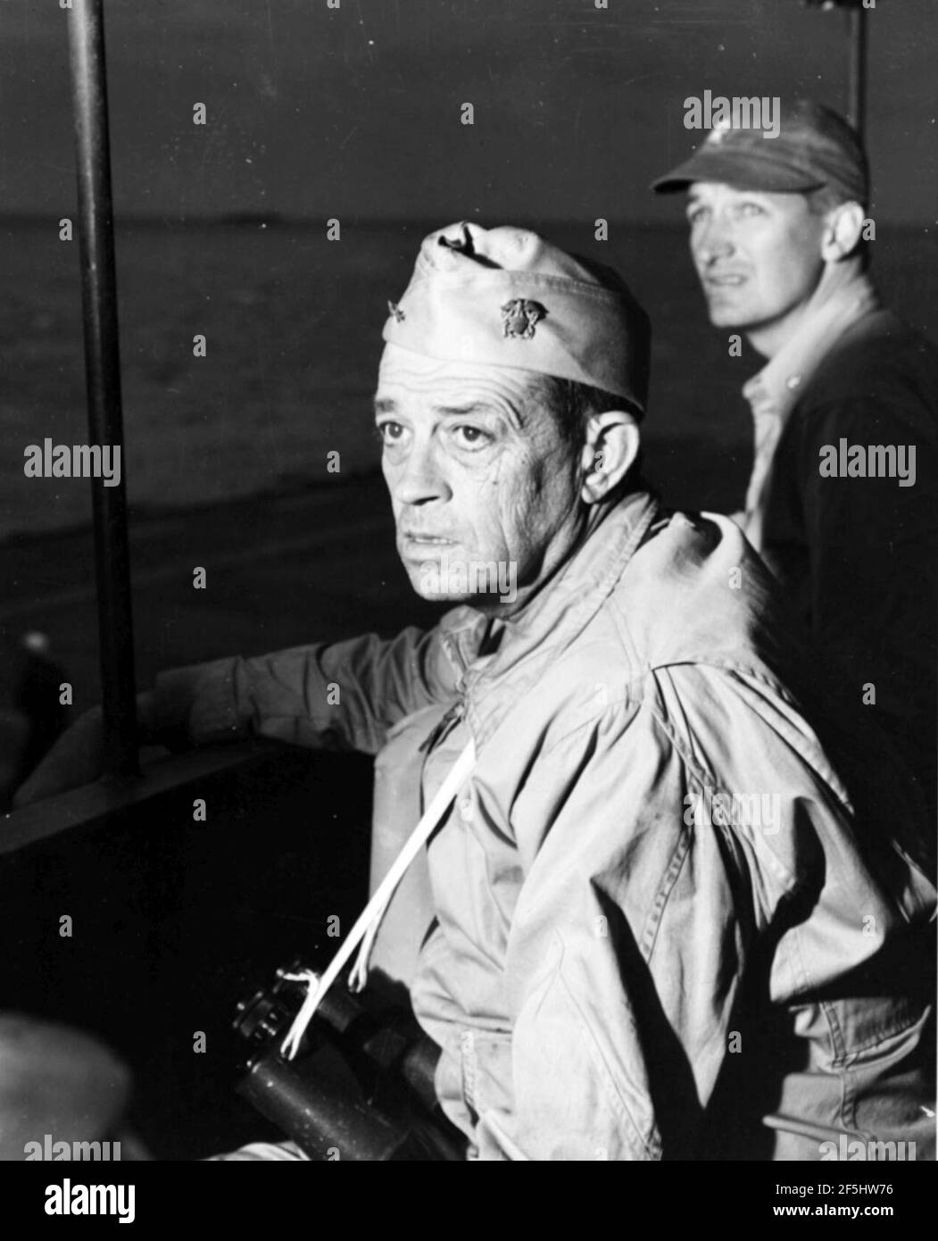 Le contre-amiral Clifton Sprague à bord de l'USS Fanshaw Bay (CVE-70), au large d'Okinawa, au Japon, en avril 1945 Banque D'Images