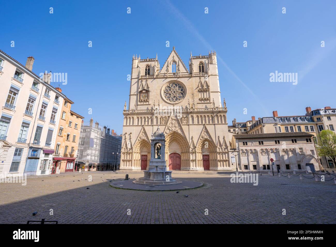 Place Saint-Jean et église pour la confinement, Lyon, France Banque D'Images