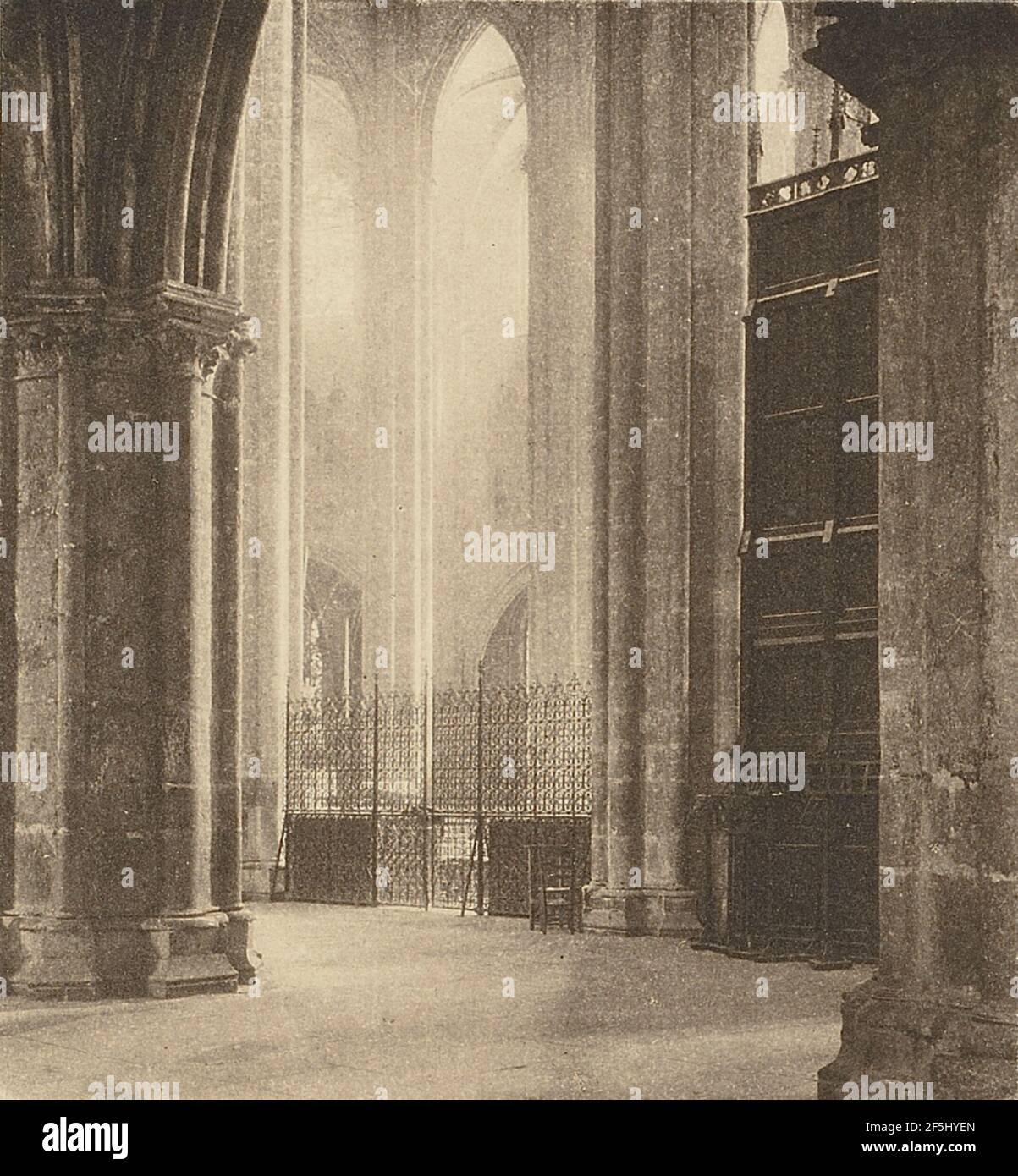 Hauteur et lumière dans la cathédrale de Bourges. Frederick H. Evans (Grande-Bretagne, 1853 - 1943) Banque D'Images
