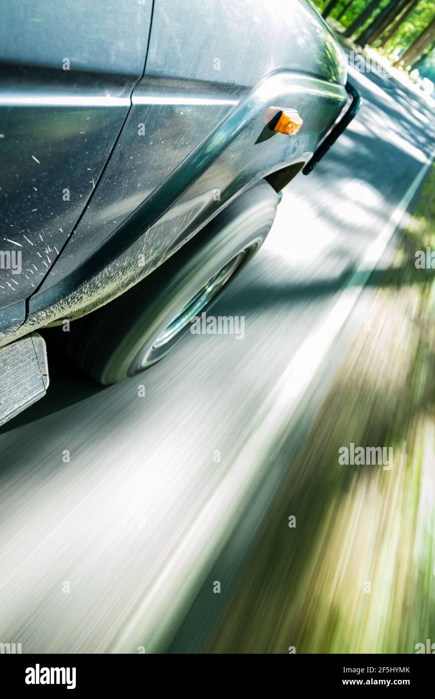 Photo de mouvement floue de Toyota Landcruiser FJ6 vitesse sur simple route  de campagne à travers la forêt Photo Stock - Alamy
