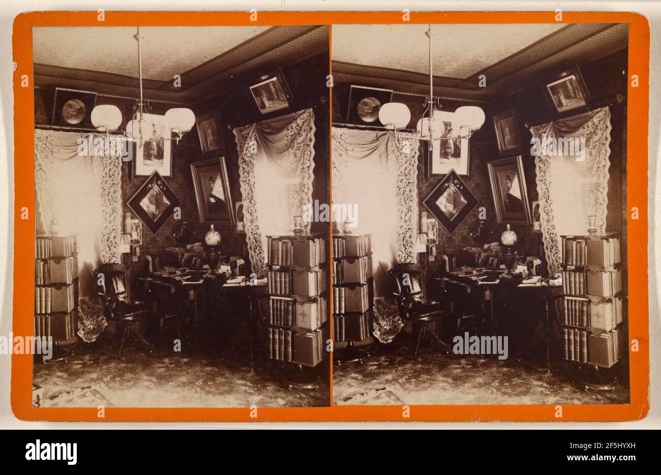 Vue d'une étude avec des bibliothèques avec des photographies sur les murs. Isaac U. Doust (américain, 1856 - 1937) Banque D'Images