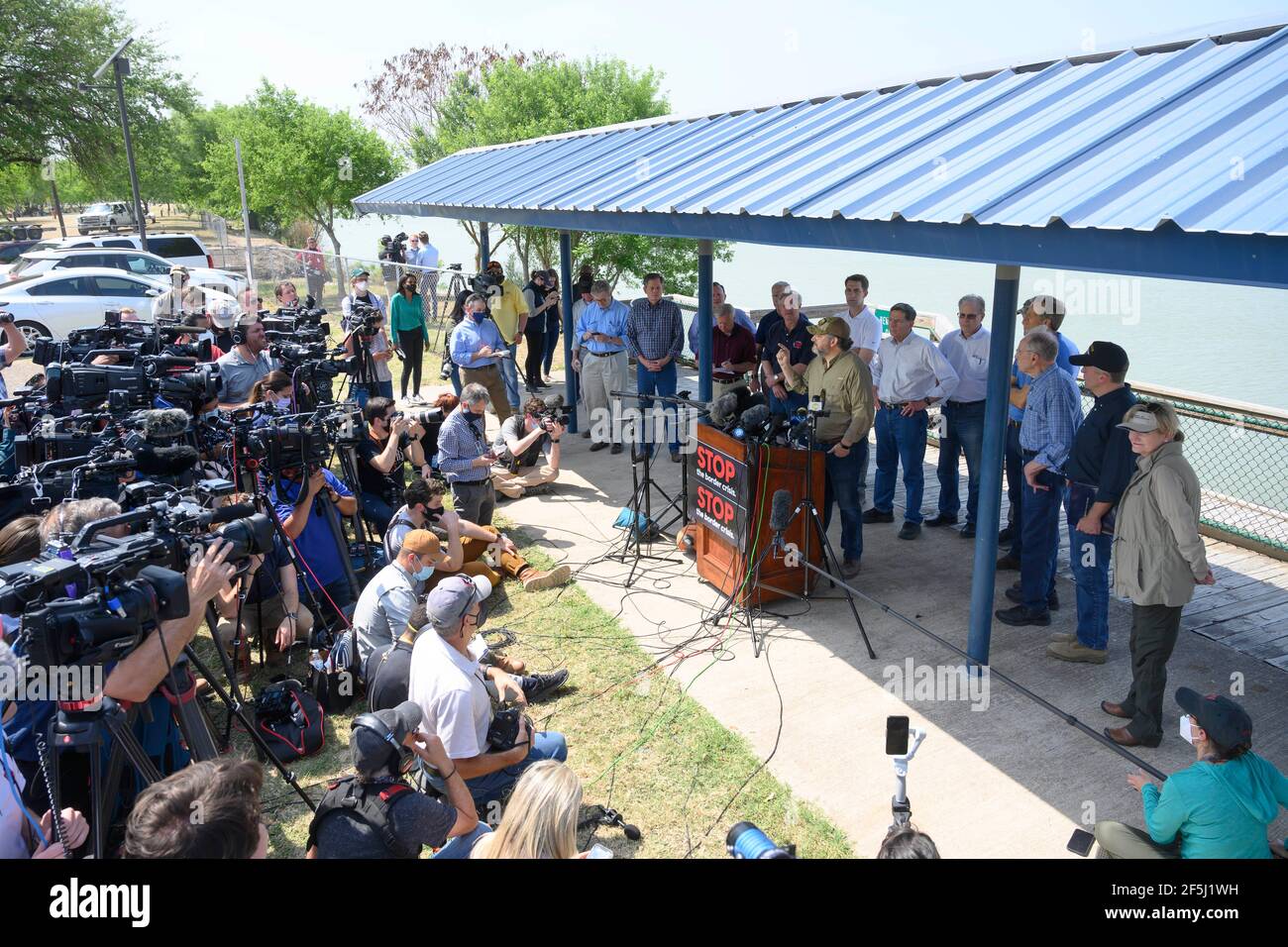 Granjeno, Texas, États-Unis, 26 mars 2021. Le sénateur du Texas Ted Cruz parle aux médias après que 18 sénateurs républicains américains ont roulé sur le fleuve Rio Grande au sud de Mission dans quatre bateaux à canon du ministère du Texas, à la fin d'une tournée à tourbillon dans le sud du Texas. Les sénateurs ont vu un centre de traitement des migrants surpeuplé à Donna et un cadavre flottant dans la rivière au nord du parc Anzalduas. Credit: Bob Daemmrich/Alamy Live NewsSen. Ted Cruz R-Texas, parle après qu'une délégation de dix-huit sénateurs américains se soit rendue sur la rivière Rio Grande au sud de Mission dans quatre bateaux-armés de la sécurité publique du Texas Banque D'Images