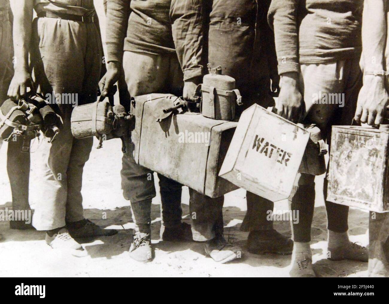 Faire la queue avec des transporteurs pour obtenir de l'eau, campagne nord-africaine, Seconde Guerre mondiale (36406679594). Banque D'Images Faire la queue avec des transporteurs pour obtenir de l'eau, campagne nord-africaine, Seconde Guerre mondiale (36406679594). Banque D'Images