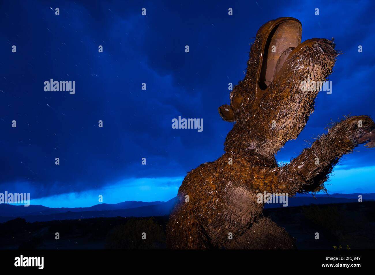 Borrego Springs, Californie. 23 mars 2021. Sculpture d'un dinosaure réalisée par l'artiste mexicain Ricardo Breceda pendant un après-midi de printemps houleuse. Banque D'Images