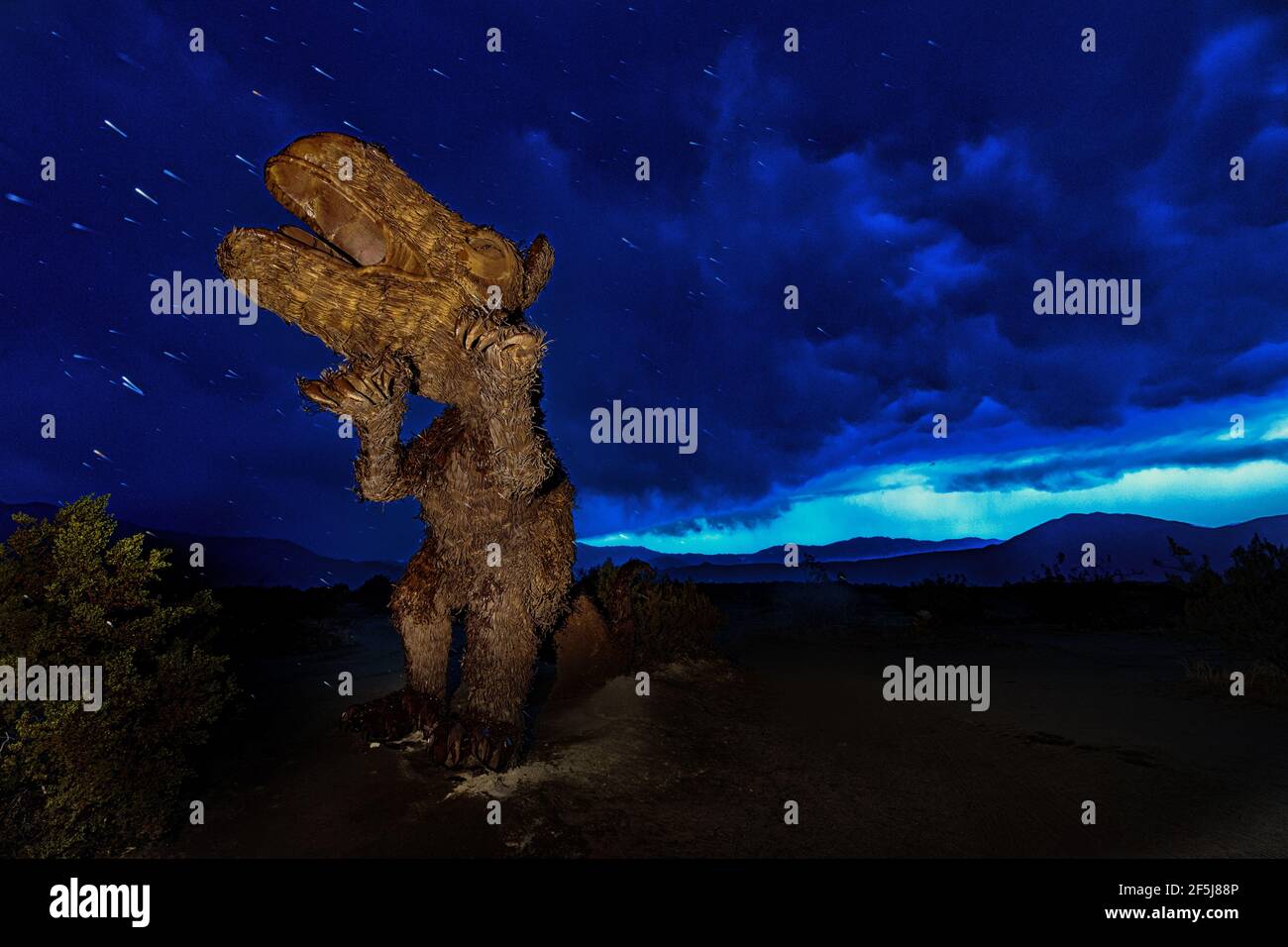 Borrego Springs, Californie. 23 mars 2021. Sculpture d'un dinosaure réalisée par l'artiste mexicain Ricardo Breceda pendant un après-midi de printemps houleuse. Banque D'Images