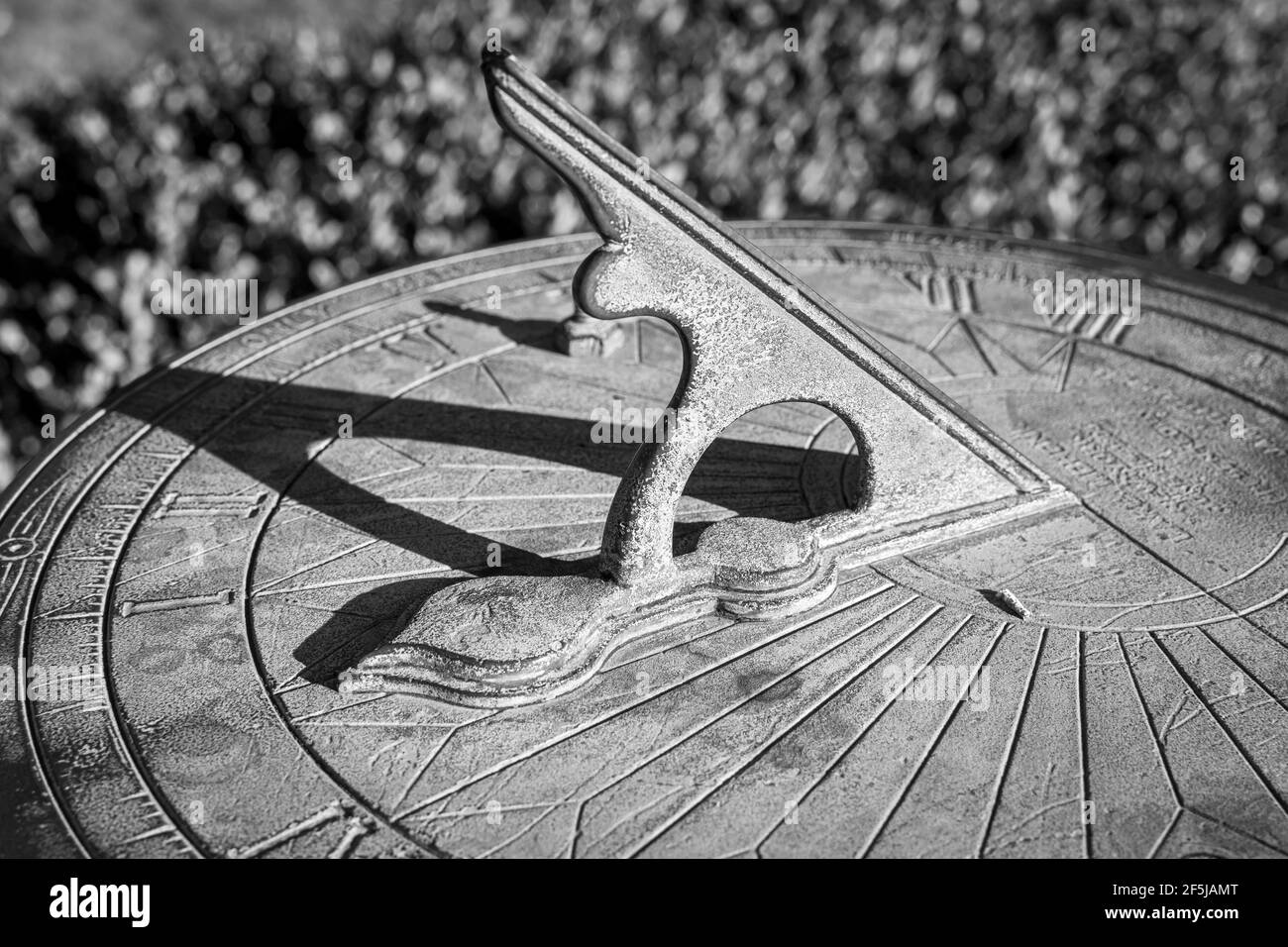 Un cadran solaire vintage avec une patine vieillissante jette une longue ombre, suivant le mouvement du soleil tout en disant l'heure de la journée. Banque D'Images