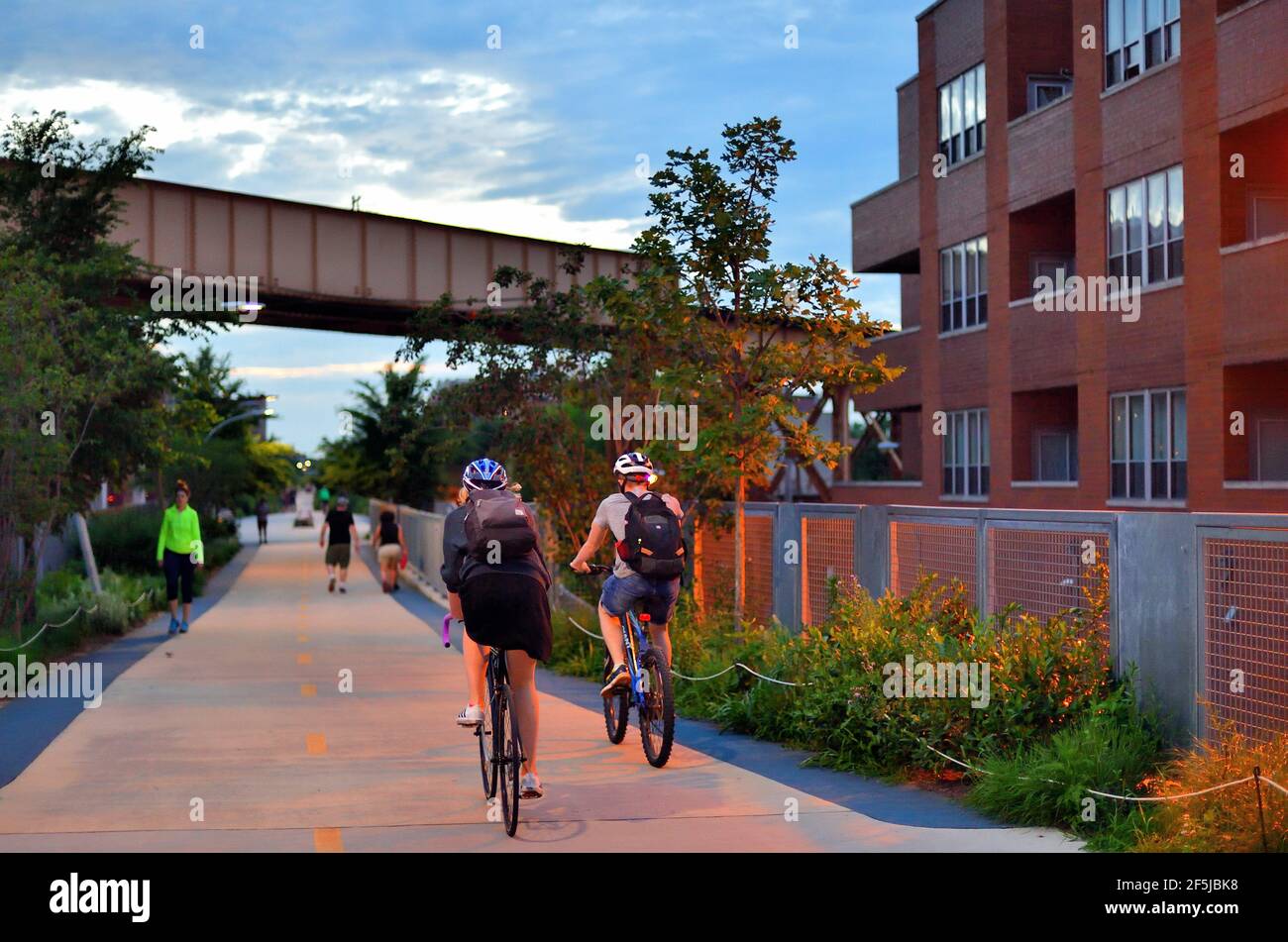 Chicago, Illinois, États-Unis. Bloomingdale Trail, ancien chemin de fer transformé en chemin polyvalent dans le centre-ville. Banque D'Images