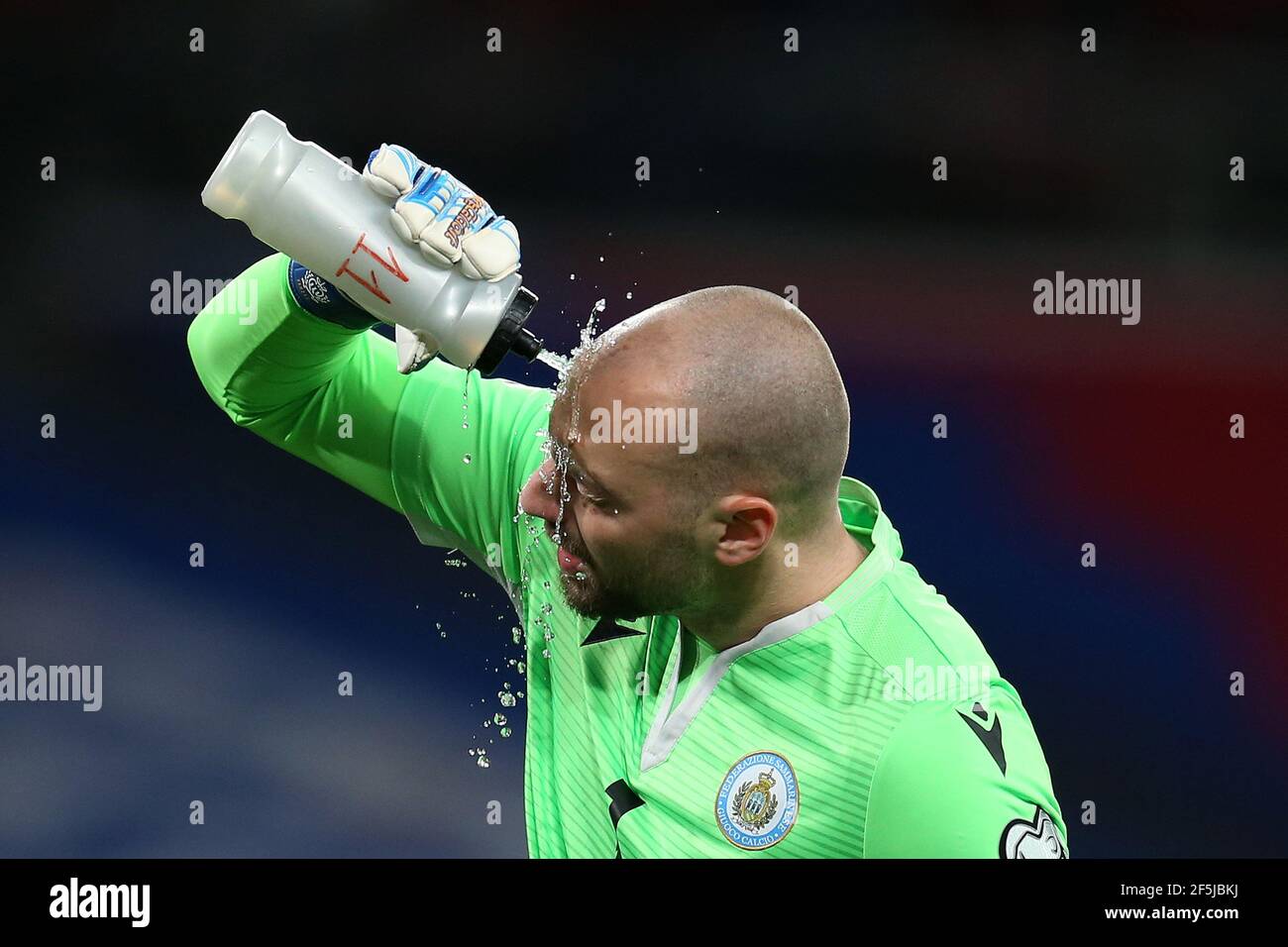 Londres, Royaume-Uni. 25 mars 2021. Elia Benedettini, gardien de Saint-Marin verse de l'eau sur son visage. Qualification de la coupe du monde de la FIFA, groupe I match, Angleterre contre Saint-Marin au stade Wembley à Londres le jeudi 25 mars 2021. Cette image ne peut être utilisée qu'à des fins éditoriales. Utilisation éditoriale uniquement, licence requise pour une utilisation commerciale. Aucune utilisation dans les Paris, les jeux ou les publications d'un seul club/ligue/joueur. photo par Andrew Orchard/Andrew Orchard sports Photography/Alamy Live News crédit: Andrew Orchard sports Photography/Alamy Live News Banque D'Images