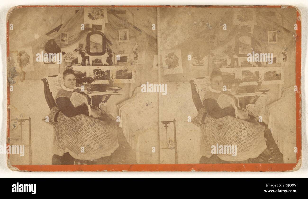 Grande femme assise dans sa chambre. Inconnu Banque D'Images