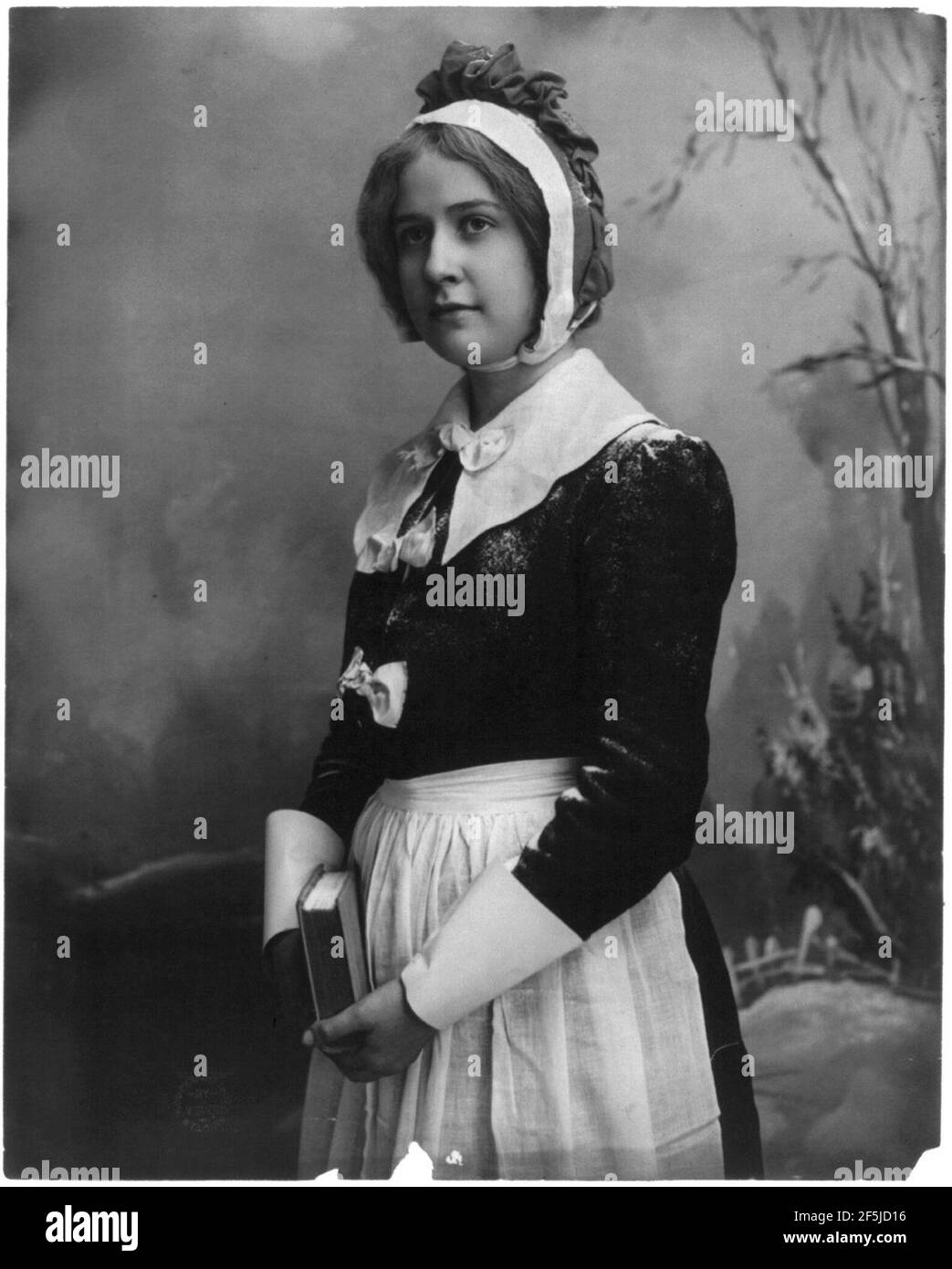 Puritan woman holding book Banque D'Images