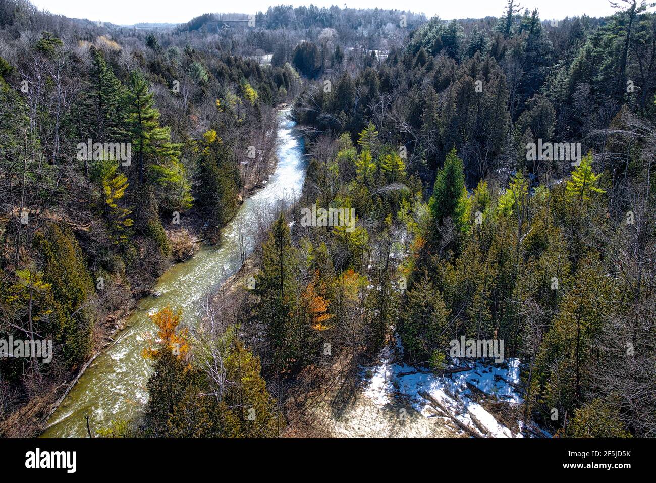 Vue aérienne du paysage de la vallée de la rivière dans début du printemps Banque D'Images