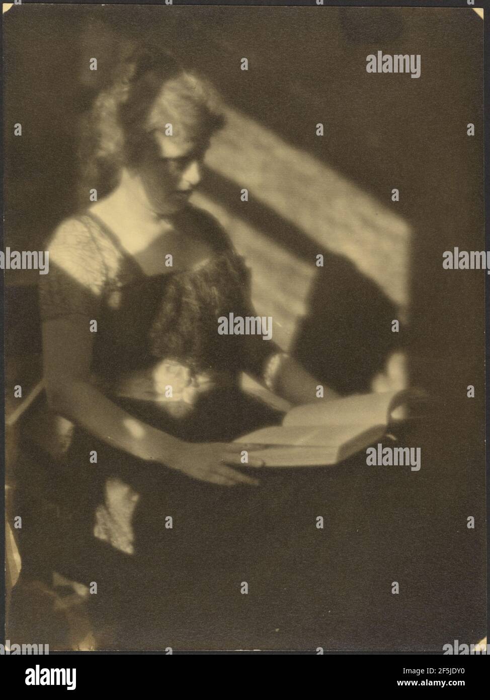 Portrait d'une femme avec Livre. Louis Fleckenstein (cuisine américaine, 1866 - 1943) Banque D'Images