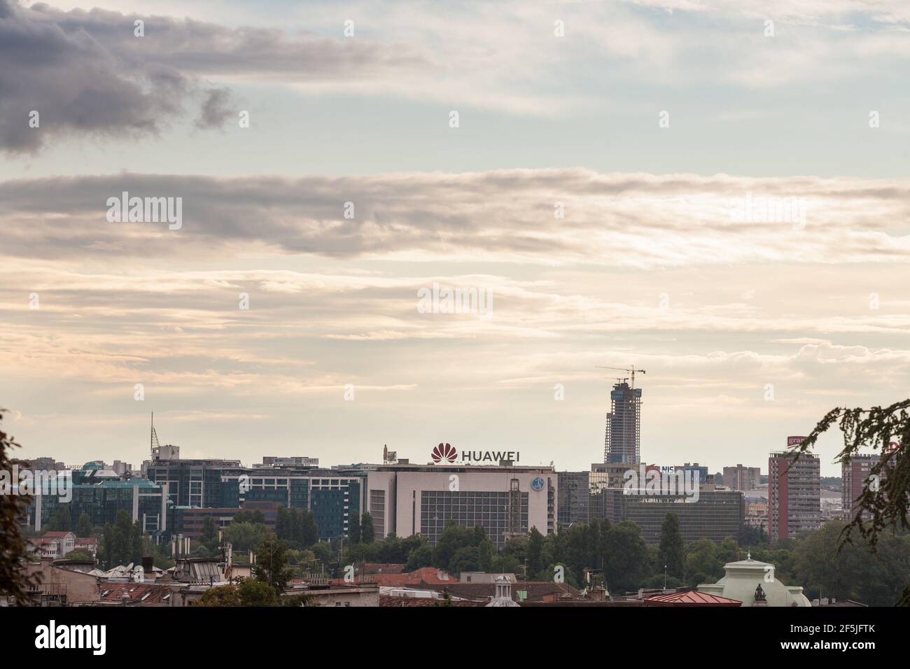 BELGRADE, SERBIE - 19 JUILLET 2020 : ligne d'horizon des hauts immeubles du district de Novi Beograd avec la tour de gratte-ciel ouest 65 en construction à backgroun Banque D'Images