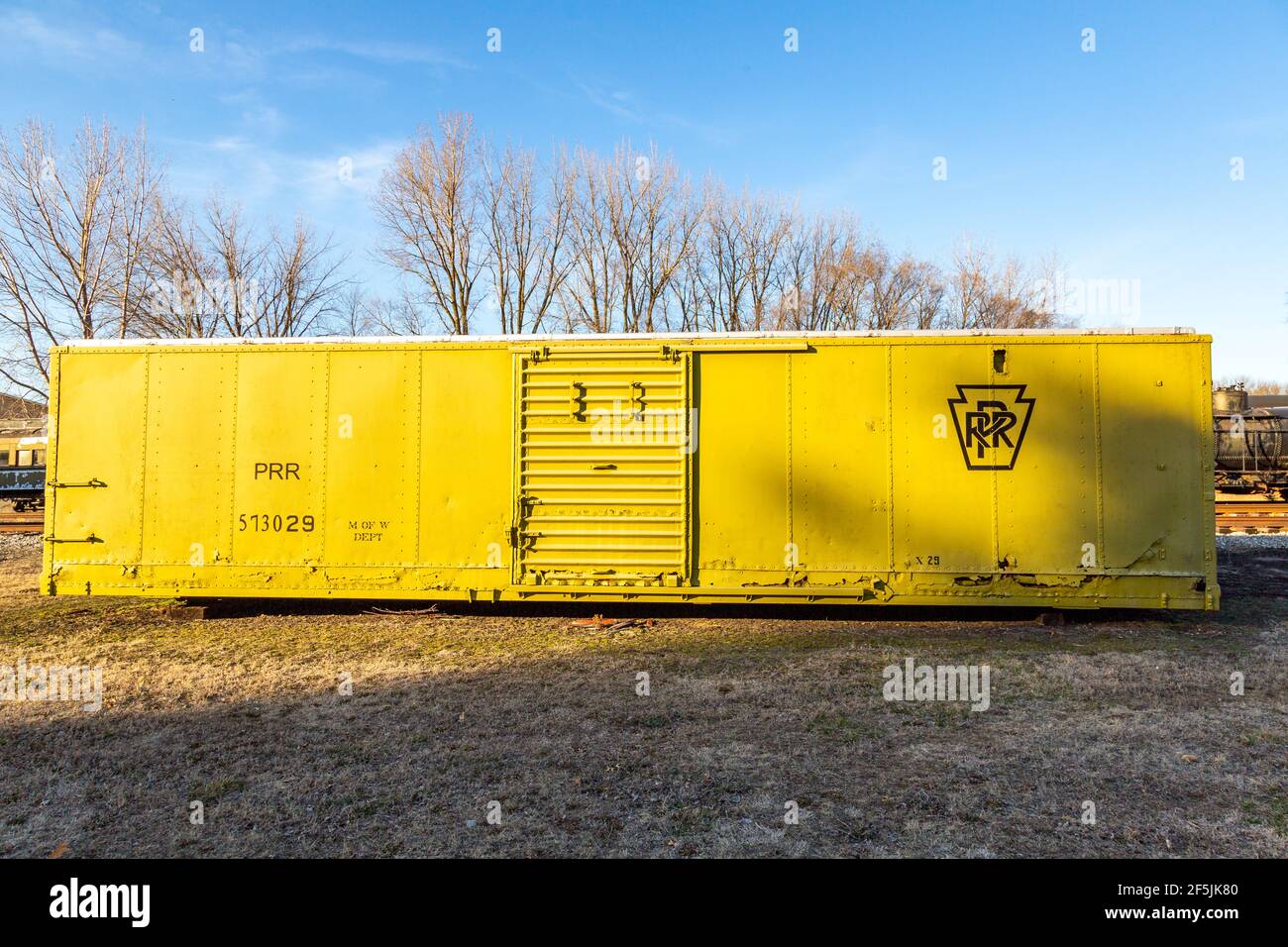 Un wagon jaune RR de Pennsylvanie se trouve sans roues au Hoosier Valley Railroad Museum à North Judson, Indiana, États-Unis. Banque D'Images